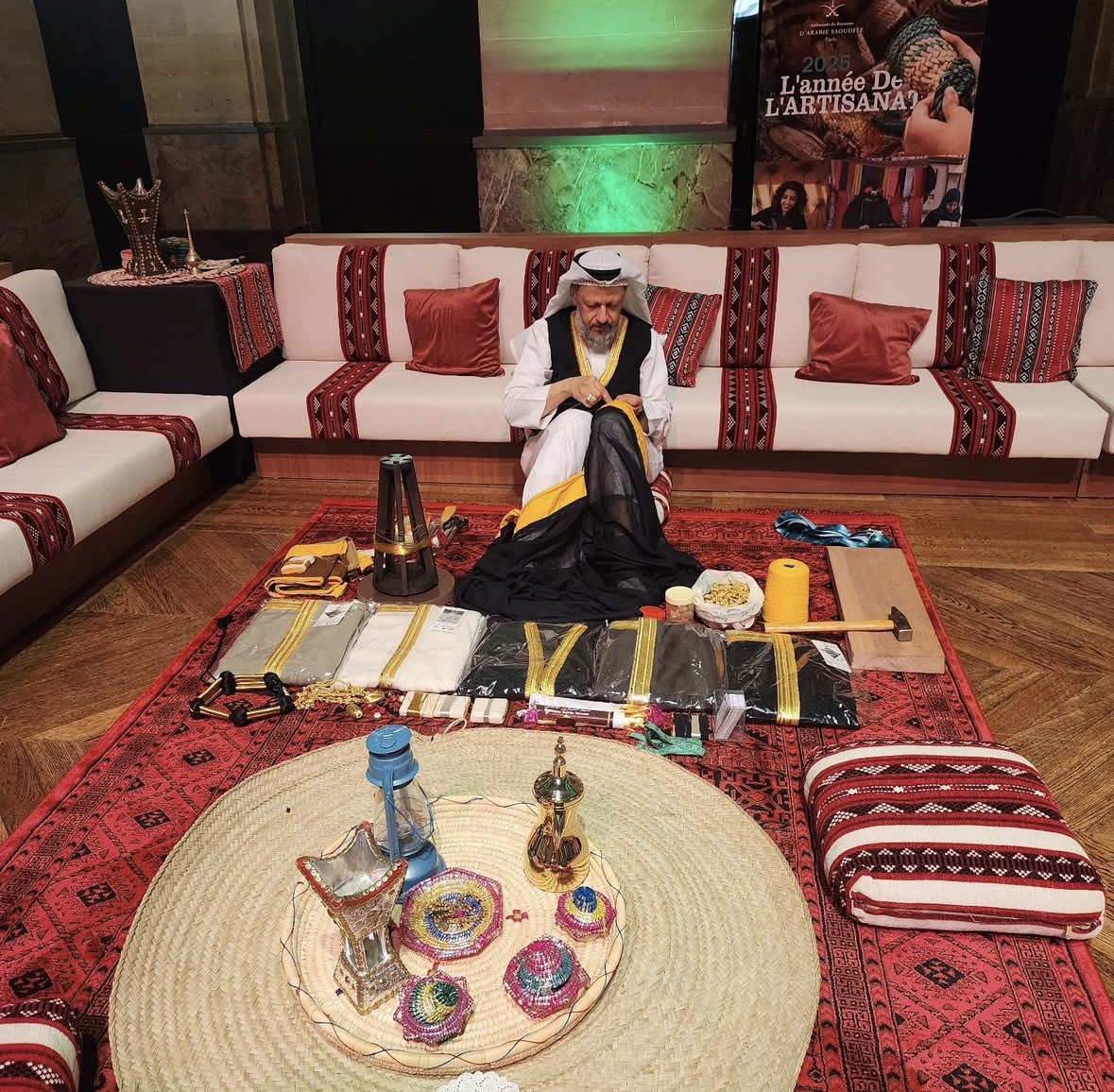 وشكر السفير فهد الرويلي الحضور للحفل الذي عُقد بالتعاون مع الوفد الدائم للمملكة لدى #اليونسكو وتطرق لما تشهده المملكة من نهضة وتقدم في ضوء #رؤية_السعودية_2030 والشراكة الاستراتيجية بين المملكة وفرنسا 🇫🇷🇸🇦 وجهودهما لتعزيز الأمن والسلم والاستقرار على الساحتين الإقليمية والدولية