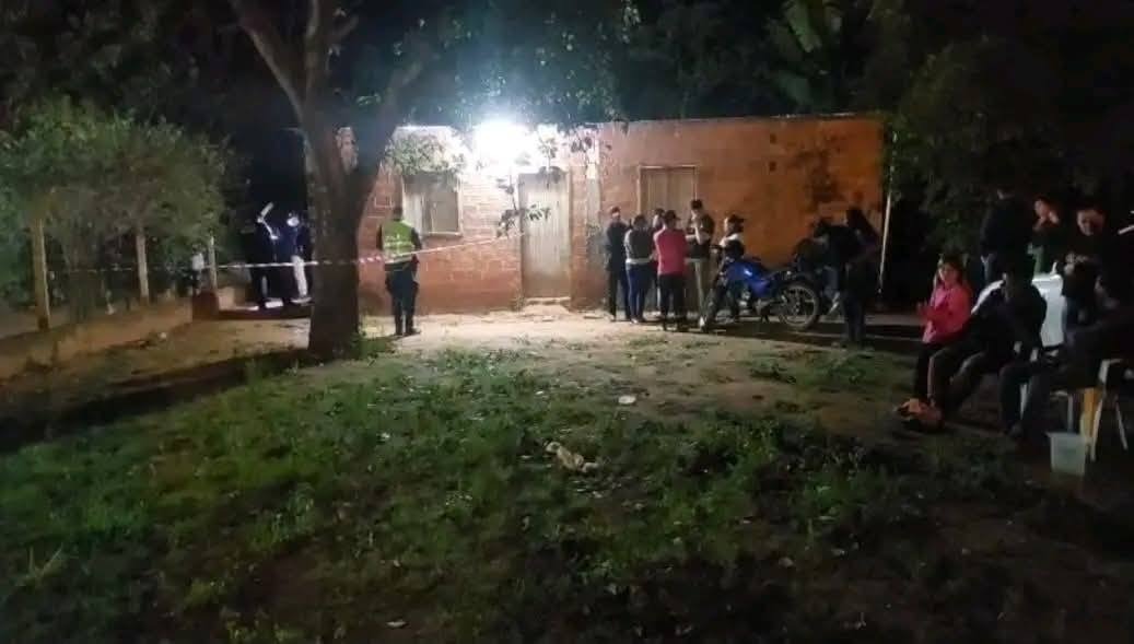 TENÍA UNA HERIDA DE ARMA BLANCA |

🗣️ El tiempo estimado de fallecimiento es de entre 13 y 15 horas antes del hallazgo, según los intervinientes.

#1000Noticias #1000am 📻🎙️

➕ INFO en: 👇

1000noticias.com.py/2025/09/25/vil…