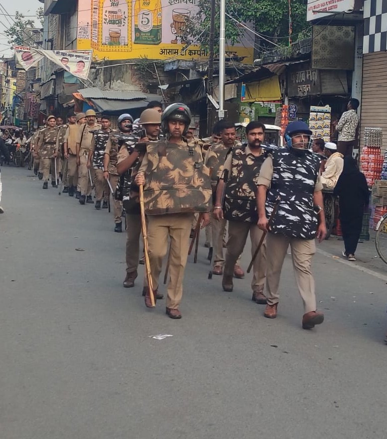 #SSPBareilly के निर्देशन में शांति एवं कानून व्यवस्था बनाए रखने के उद्देश्य से थाना किला, बरेली पुलिस द्वारा जुमे की नमाज के दृष्टिगत पैदल गश्त/फ्लैग मार्च किया गया। 
#UPPolice