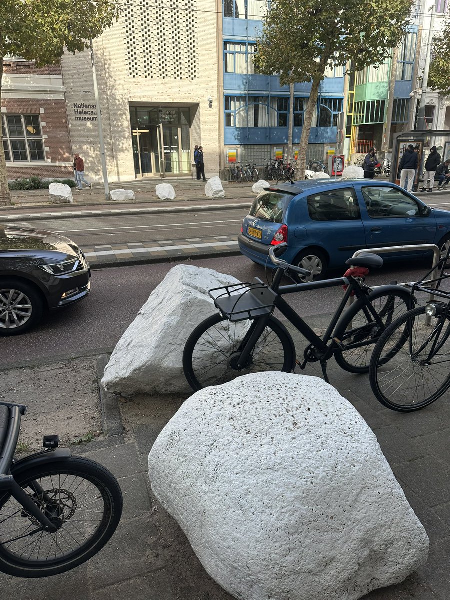 Grote, witgeverfde rotsblokken die moeten voorkomen dat de fanatiekste aanhangers van de religie der onderwerping een aanslag (door middel van bijvoorbeeld een ramkraak) willen plegen op het Nationaal Holocaustmuseum. Ja. Dat is de trieste stand van zaken vandaag de dag.