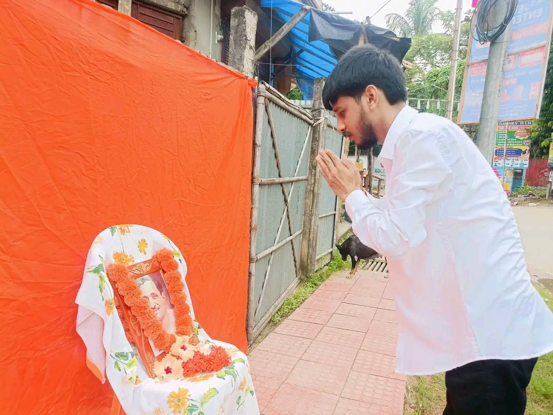 Samratroyofc's tweet image. আজ বনমালীপুর বিধানসভায় অন্তর্গত ৬ নং বুথে প্রখর রাজনীতিবিদ,বিশিষ্ট দার্শনিক, প্রখ্যাত চিন্তাবিদ তথা একাত্ম মানবতাবাদের প্রবক্তা পন্ডিত দীনদয়াল উপাধ্যায় জীর ১০৯তম জন্মদিবস উদযাপন অনুষ্ঠানে অংশগ্রহণ করে পন্ডিতজীর প্রতি পুষ্পার্ঘ্য অর্পণ করি। 🙏
#PanditDinDayal
#janmadin
