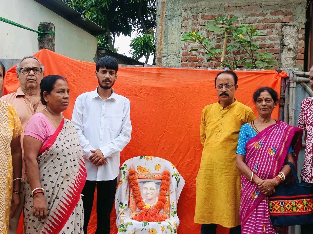 Samratroyofc's tweet image. আজ বনমালীপুর বিধানসভায় অন্তর্গত ৬ নং বুথে প্রখর রাজনীতিবিদ,বিশিষ্ট দার্শনিক, প্রখ্যাত চিন্তাবিদ তথা একাত্ম মানবতাবাদের প্রবক্তা পন্ডিত দীনদয়াল উপাধ্যায় জীর ১০৯তম জন্মদিবস উদযাপন অনুষ্ঠানে অংশগ্রহণ করে পন্ডিতজীর প্রতি পুষ্পার্ঘ্য অর্পণ করি। 🙏
#PanditDinDayal
#janmadin