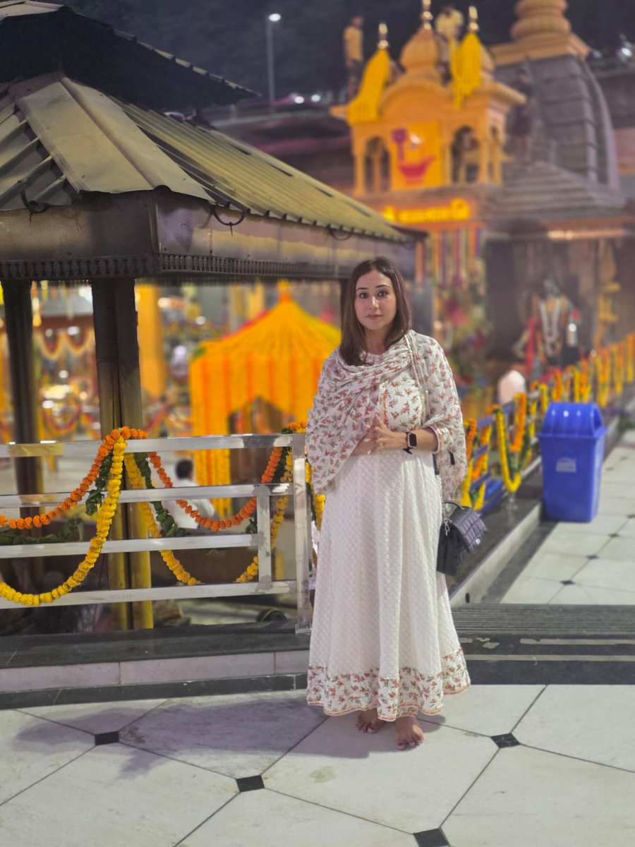 जय मां बंगलामुखी 🙏

असुरों पर विजय और हमारे मन के अंधकार को दूर करने वाली देवी...सदैव आपकी कृपा बनी रहे🙏