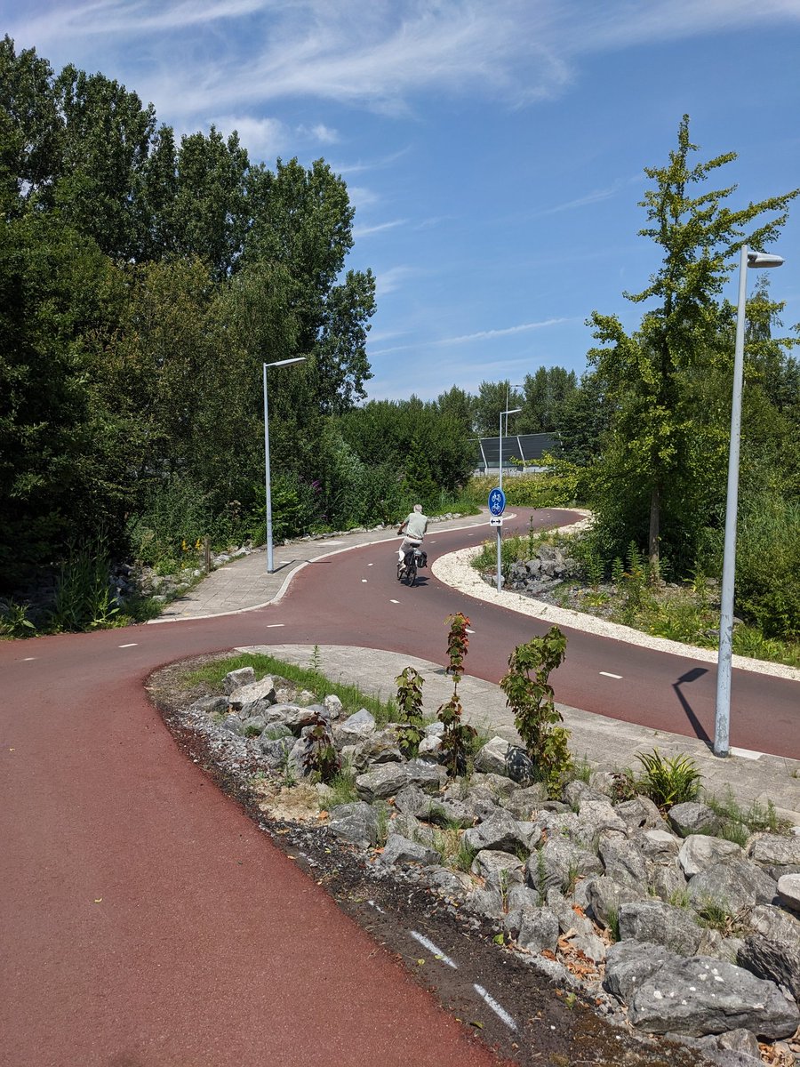 radrevolte's tweet image. Entgegen meiner Ankündigung habe ich d. letzten beiden Tage schon wieder kein Bild geteilt.
Die Arbeit hält mich momentan ganz schön auf Trab.
Aber wisst ihr, was sich als toller Ausgleich dazu eignet? Fahrradfahren!
Irgendwann vielleicht ja auch mal auf solchen Radwegen?!
🇳🇱❤️🚲