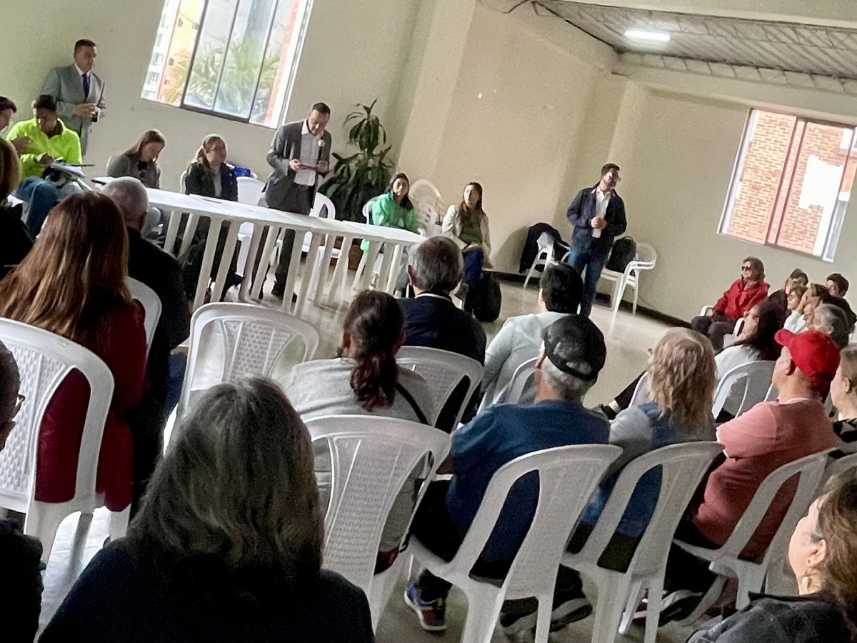 Fapuentess's tweet photo. 👥 En el barrio Salitre (Suba) realizamos mesa de trabajo junto a la edilesa @soydanileon y la comunidad.

Abordamos problemáticas de:
🚧 Seguridad vial
♻️ Basuras

Seguiremos gestionando con las entidades competentes para dar soluciones reales a las necesidades del sector. 🤝

@SectorMovilidad @Uaesp