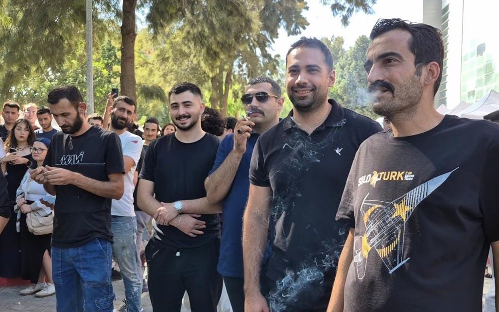 EGE ÜNİVERSİTESİ’NDE ÖĞRENCİLERE SALDIRAN BU ŞAHISLAR KİMDİR? 

Kayyuma soruyoruz:
Bugün Ege Üniversitesi’nde polis ve ÖGB gölgesinde üniversiteye girerek öğrencilerin açtığı stantlara saldıran ve öğrencileri darp eden bu şahıslar kimdir?