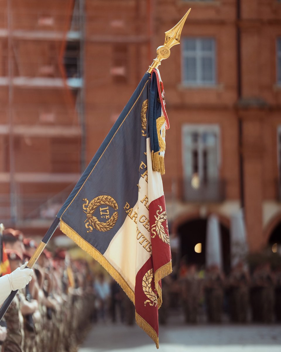 17eRGP's tweet photo. Aujourd’hui le #17RGP a célébré la Saint-Michel, fête des parachutistes, sur la place nationale de Montauban.

À cette occasion, les sapeurs-parachutistes ont arboré le nouveau treillis BME.

🦅 Par Saint-Michel, vive les paras ! https://t.co/D0v7E9FJPS