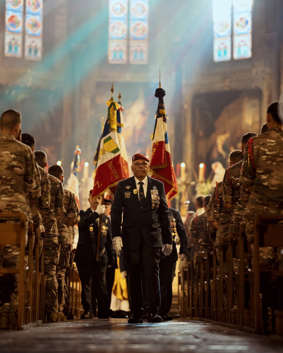 17eRGP's tweet photo. Aujourd’hui le #17RGP a célébré la Saint-Michel, fête des parachutistes, sur la place nationale de Montauban.

À cette occasion, les sapeurs-parachutistes ont arboré le nouveau treillis BME.

🦅 Par Saint-Michel, vive les paras ! https://t.co/D0v7E9FJPS