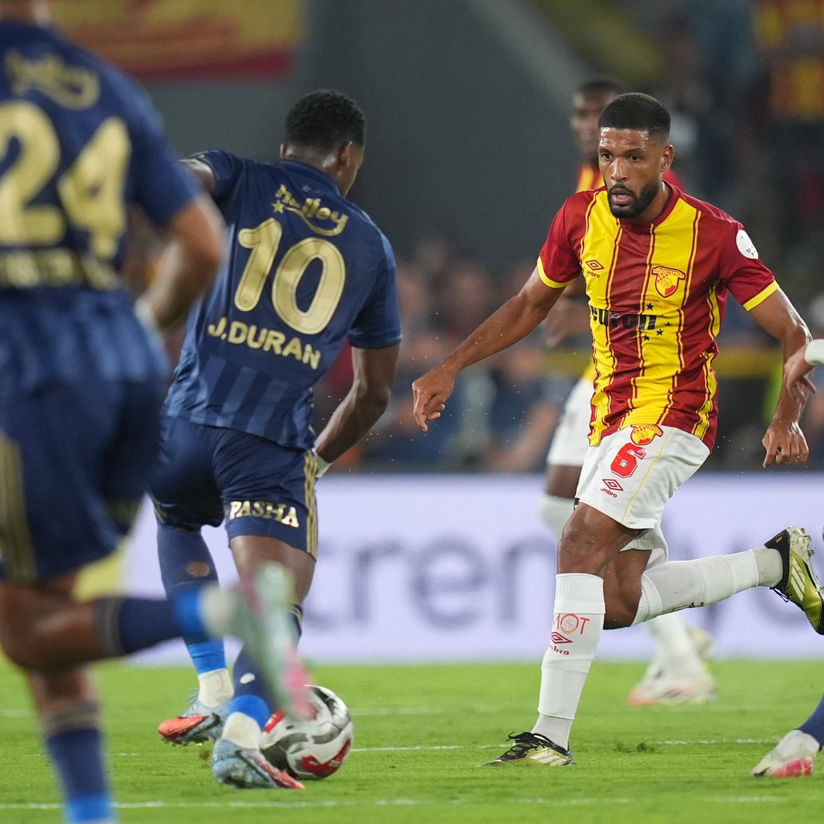 macdergi's tweet photo. Göztepe - Fenerbahçe maçında Jhon Duran'ın gördüğü sarı kart...

🗣 TFF VAR Direktörü Joao Capela: "Burada ekstra bir hareket var. Rakibin yüzüne dirsek attı Duran. Ekstra dirsek hareketini çok açık bir şekilde görüyoruz. Hakemin sarı kartı doğru değil, kırmızı kart incelemesi, müdahalesi yapması lazımdı VAR'ın. Kılavuzlara göre VAR'ın müdahale etmesi lazımdı."