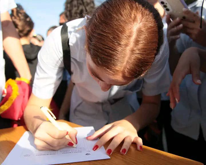 La #FEEMdeCuba 🇨🇺 rechaza las agresiones hacia Venezuela 🇻🇪. Nuestros estudiantes 🤓 apoyan la Revolución Bolivariana, alzando sus voces 🗣️ en solidaridad. ¡Juntos somos #UnaFEEMQueAmaYFunda! ✊🏻 #HaciendoFuturo #CubaEstaFirme #ContigoSiempreVenezuela 🫂