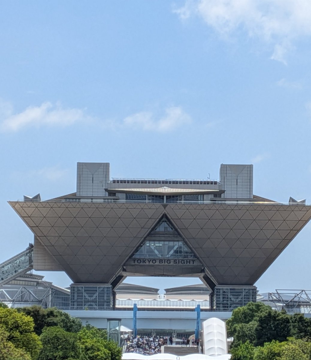 コミケ離れ云々の話の中に暑さ寒さの話が出て来たので、思い出話を一つ。
昔も過酷だったよ。夏などは日陰のない平地に延々と並ばされ、近くにコンビニなど無く、自販機は全て売り切れ。正直、干乾びてどうにかなりそうだったし、今がどれほど快適か。
まぁ、延々と並ぶのは今も大して変わらんが😓