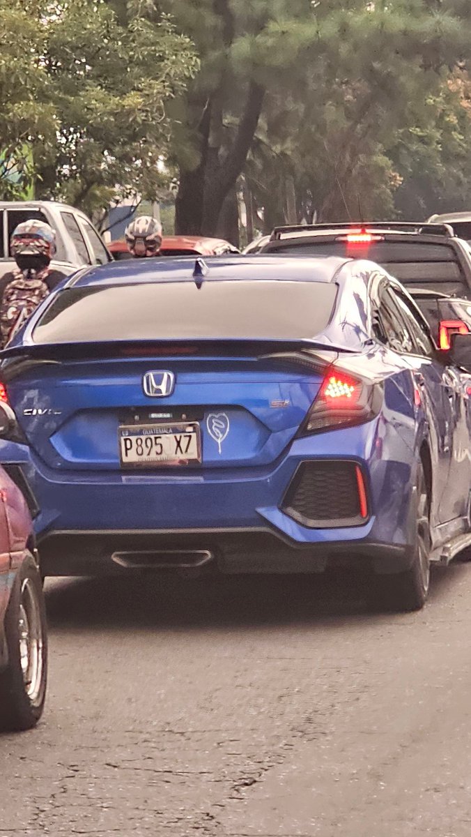 Ese indito de Chimaltenango ha de ser muy importante en su aldea para andar con la placa alterada