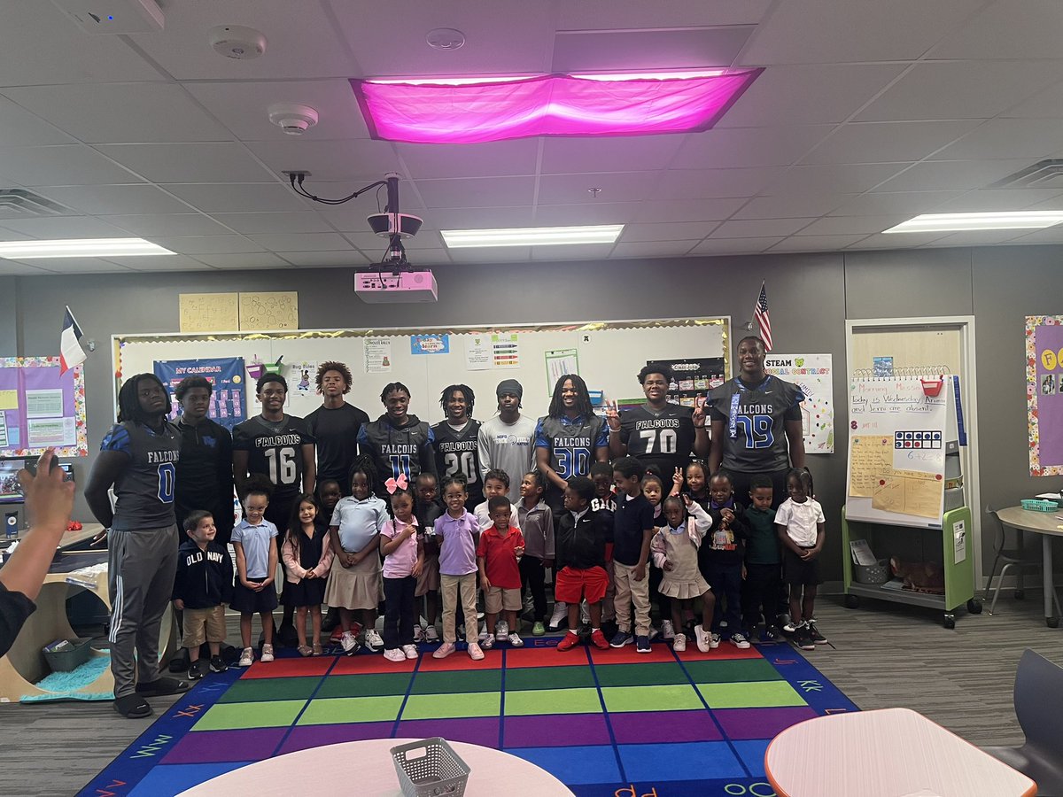 Coachaj_jordan's tweet photo. Had a great time at Griffin Elementary this morning kicking off our “Reading With The Falcons” program! We truly had a good time!
#WAWG https://t.co/n2powhqFCv