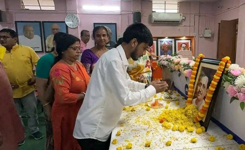 Samratroyofc's tweet image. আজ ভারতীয় জনতা পার্টির ত্রিপুরা প্রদেশ কার্যালয়ে প্রদেশ সভাপতি শ্রদ্ধেয় শ্রী @Rajib4BJP মহোদয়ের উপস্থিতিতে পণ্ডিত শ্রী দীনদয়াল উপাধ্যায় জীর ১১০তম জন্মবার্ষিকী উপলক্ষে তাঁকে জানাই আন্তরিক শ্রদ্ধাঞ্জলি ও সশ্রদ্ধ প্রণাম। 🌸
#DeendayalJayanti #EkAtmaManavDarshan