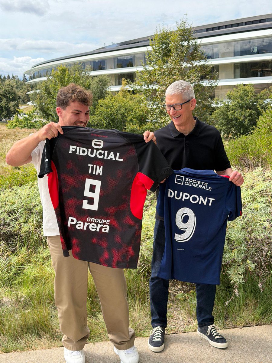 Il y a peu, Antoine Dupont était invité par Apple à assister à sa première keynote. L’occasion pour le rugbyman de rencontrer Tim Cook, le patron du géant de la tech. Un rendez-vous inédit et assez inattendu auquel on a pu prendre part : bit.ly/3IzCTf5. <a href="/lemaglequipe/">Le magazine L'Équipe</a>