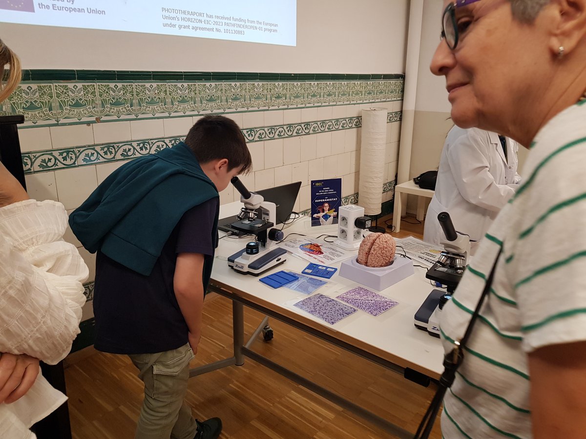 PHOTOTHERAPORT's tweet image. Yesterday, the Phototheraport team had the opportunity to participate in #NitRecerCat25 at the workshop “What are photodrugs &amp;amp; how light can help health” led by Bia Moreno &amp;amp; Nayeli Pérez 🌟💡