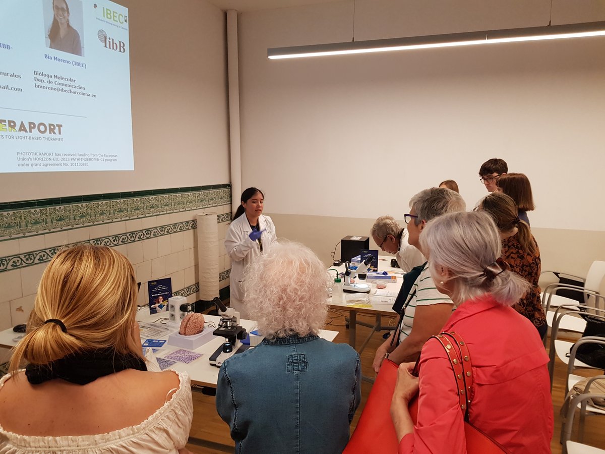 PHOTOTHERAPORT's tweet image. Yesterday, the Phototheraport team had the opportunity to participate in #NitRecerCat25 at the workshop “What are photodrugs &amp;amp; how light can help health” led by Bia Moreno &amp;amp; Nayeli Pérez 🌟💡