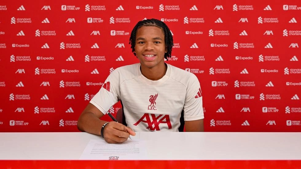 BREAKING: Rio Ngumoha signs his first professional contract at Liverpool. 

Congratulations Rio 👏