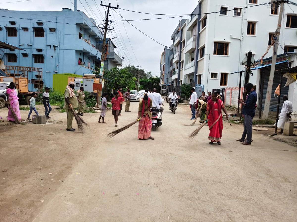 KothurMunicipa1's tweet photo. As a part of Swachhata Hi Seva- 2025 Ek Din, Ek Ghanta, Ek Saath , Shramdaan cleanliness Activities Program conducted at  Railway station road Kothur Municipality @SwachhBharatGov, @SwachhBharat,@MoHUA_India, @MoJSDDWS @tksreedevi @cdmatelangana @RoopaMishra77 @TelanganaCMO https://t.co/BHEAirWyDJ