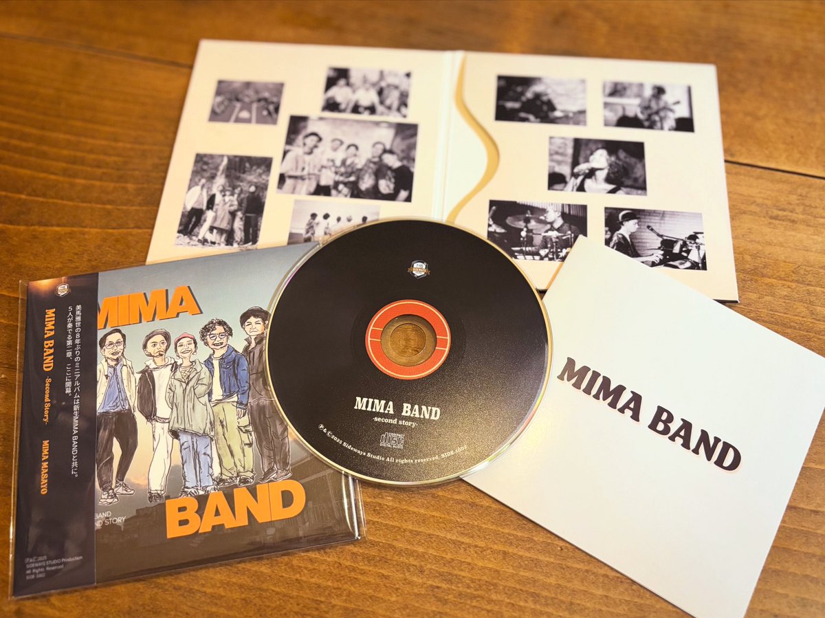 masayo_mima's tweet photo. 手元に届いたよ💿✨
今回、初めての紙ジャケットにデザイン全て自分で手掛けてみました‼️
めちゃくちゃ大変だった🤣
でも、真壁さんのイラストも、カイリくんの写真も、番茶の写真も、ほんと素敵な作品がいっぱい詰まった一枚✨
ぜひともぜひともGETしてください☘️
#美馬雅世
#MIMABAND https://t.co/7jiJJkkBO3