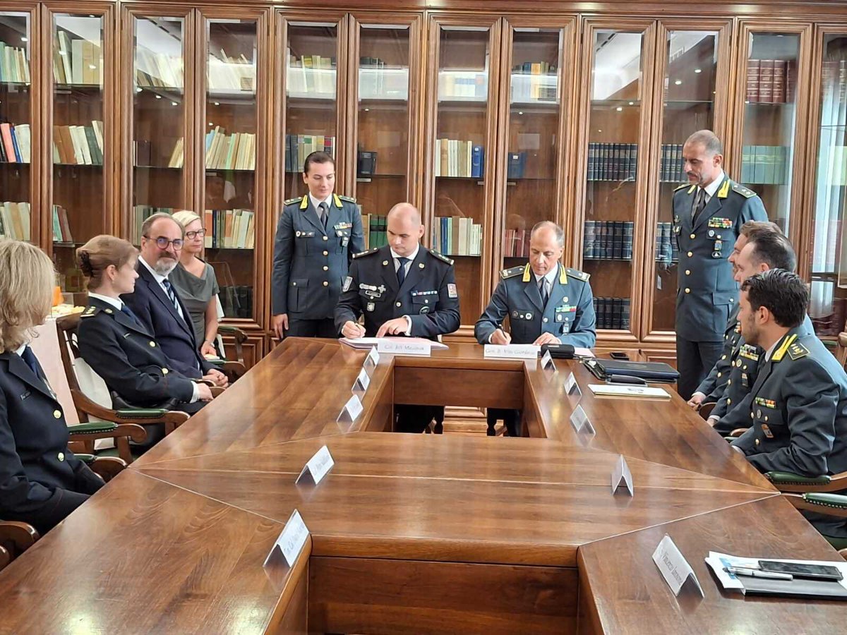 Dne 24. září bylo v Římě podepsáno memorandum o porozumění o spolupráci mezi Národní centrálou proti organizovanému zločinu Policie ČR a jejím italským protějškem Guardia di Finanza. Tato spolupráce umožní efektivnější boj proti mezinárodnímu organizovanému zločinu.