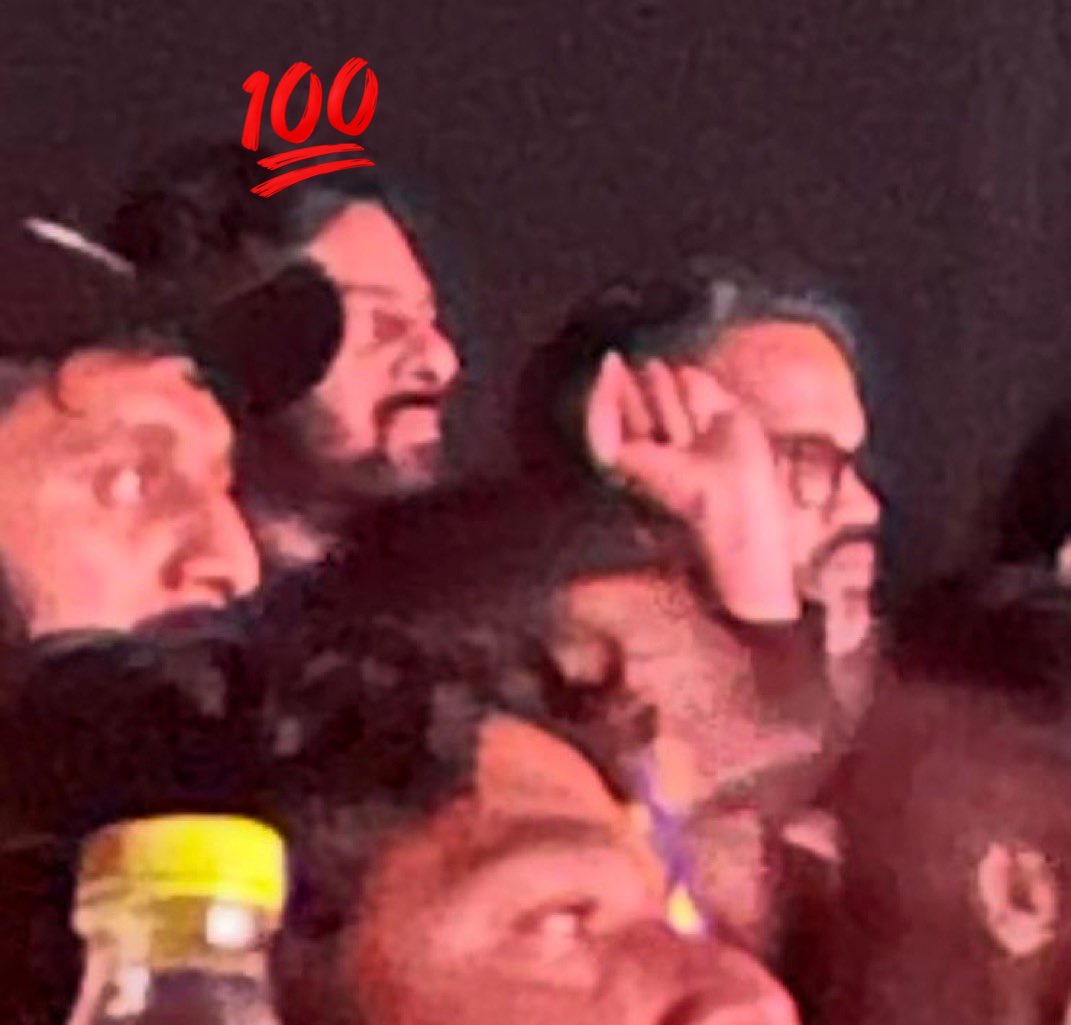 kalyancult_01's tweet photo. Prasanth #Neeli & #Prabhas Watching #TheyCallHimOG Premiers Show at Vimal 🦖🐉 🔥🔥🔥
Idemi fireuuuu ayya @PawanKalyan 🤝 #Prabhas https://t.co/VCJQ2XKfCE