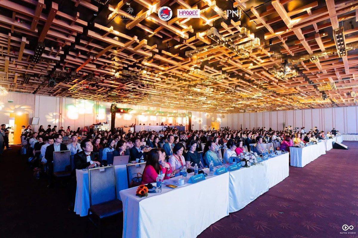 Cũng cũng bán được vài trái mướp 😂😂😂

Zìa trồng mướp thôi bà con cô bác 🤣🤣🤣

Sự kiện hoành tráng lệ ghê 😊😊😊

Biết ơn nhà JCI đã ưu ái Mướp 🥰🥰🥰

#LangMuop #Loofahmeta #mrmuop #HCMCBusinessSummit2025