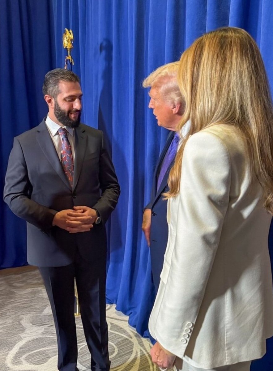 Trump y Melania reciben a su Yihadista de confianza. Ex líder de Al Qaeda y el ISIS en Irak y Siria en un encuentro muy especial con sus jefes.