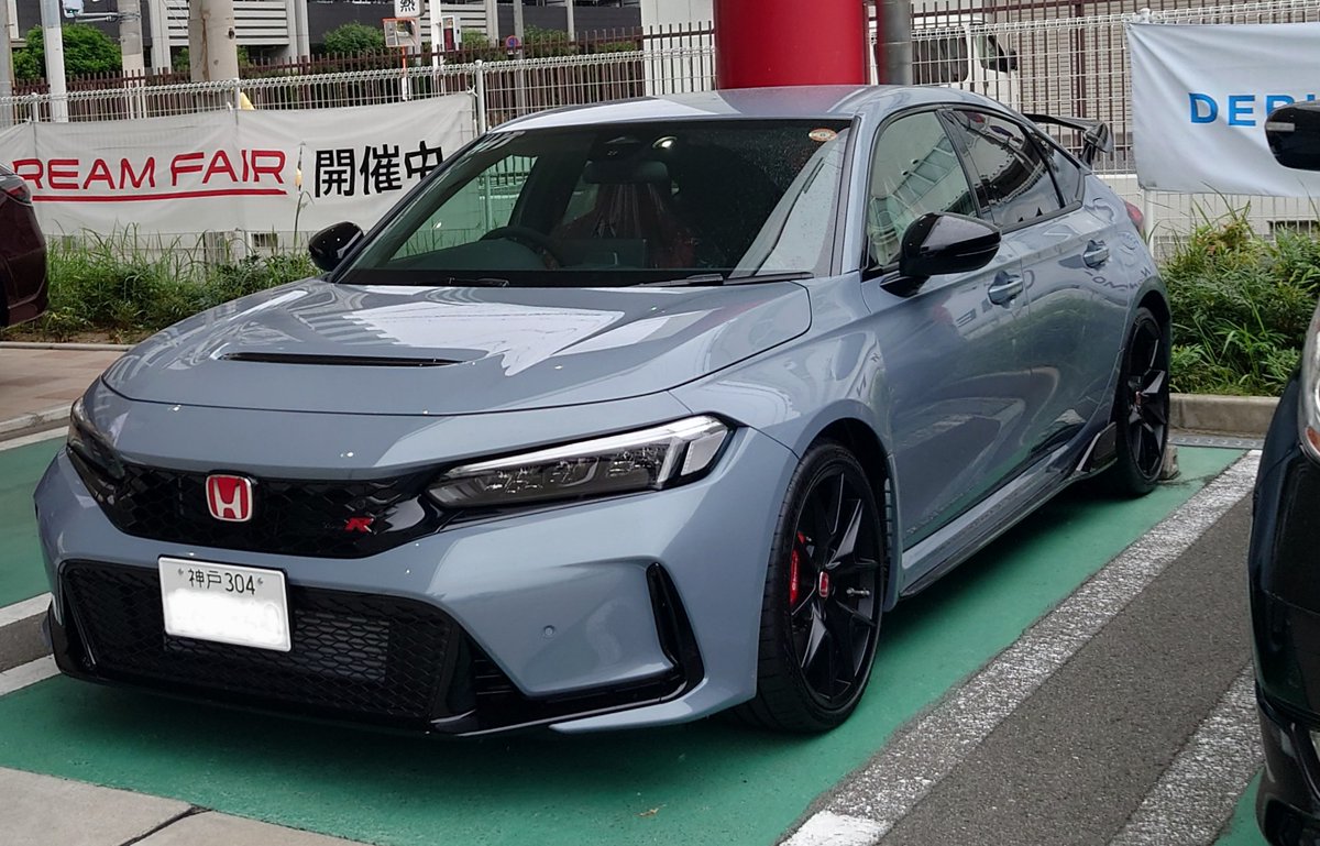DRS53komi's tweet photo. 2022年9月に買った車がやっと納車‼️
自分への還暦祝いのハズが…
過ぎたがな〜😅
帰宅途中でタイヤ/ホイールは交換…帰宅後に羽根と穴をカーボン化😁
明日はブレーキパッドを交換し、もはやカスタム一直線👍
ナラシ終わったら… ヒヒヒ🤫
#honda #typer #fl5 #civictyper
#rays #ce28nplus https://t.co/7EcUgLpMp5