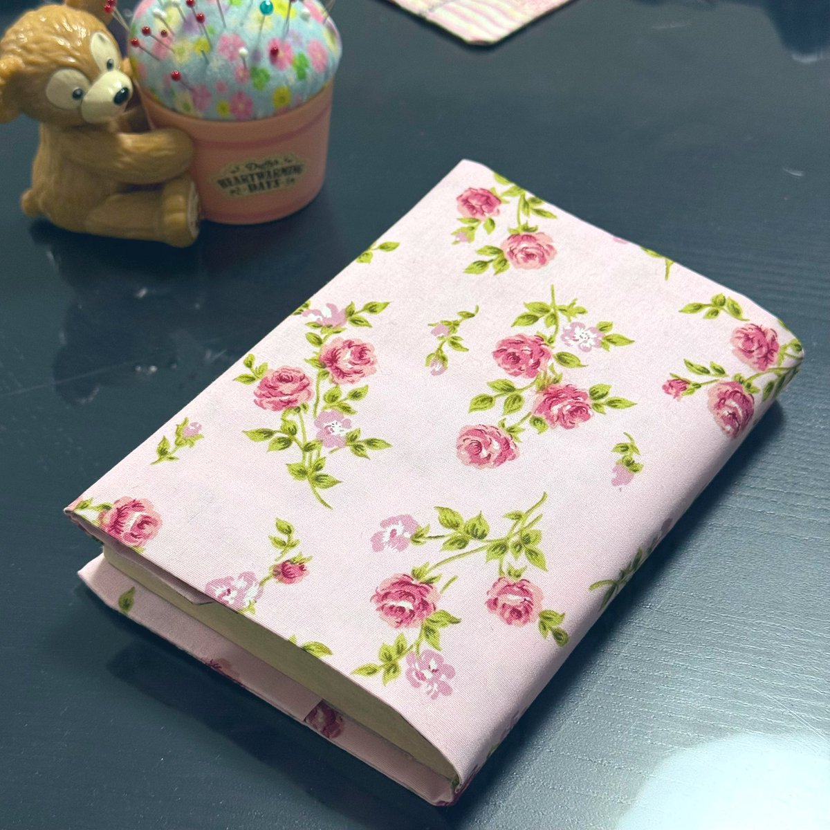 読書の秋なので、ブックカバー新しく作ってみた📕
捗るといいなぁ☺️