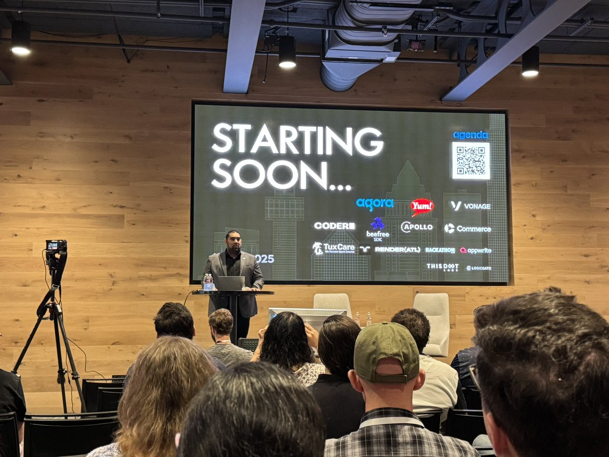 robocell's tweet image. The official programming is kicking off at #CommitYourCode with a keynote by the man @DThompsonDev ! Unlike most conferences, attendees showed up an hour early to do some intense networking! It’s been so fun! You gotta come here next time!