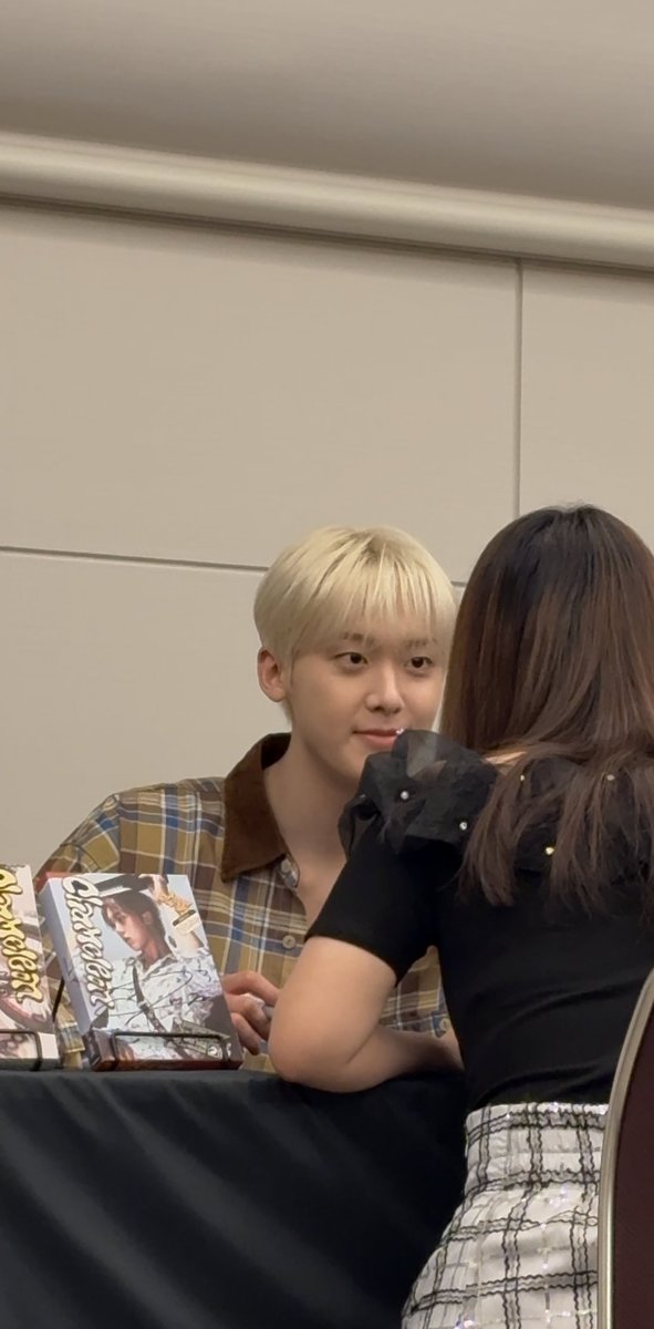 suminn____'s tweet image. 20250922 横浜 サイン会 ✍️ 

✨ 明日を幸せに生きて頑張れる理由の一つ 💜
🫳 頭ポンポン ありがとう 😭 
☺️ 荒んだ心が癒やされた 🫶

#YOONSANHA #윤산하 #ユンサナ