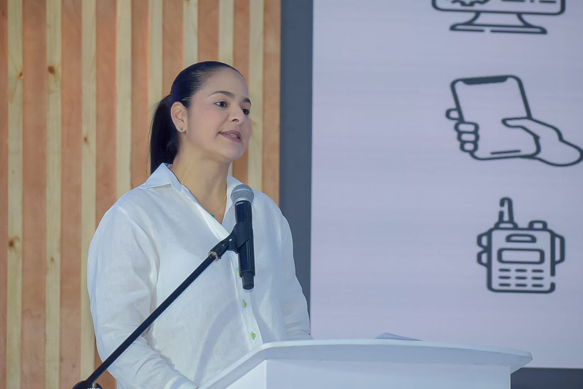 bascbquilla's tweet image. #AEstaHora La Sra. Nini Cantillo de la @Gobatlantico realiza su intervención en la instalación del #ForoBASCyAMCHAM &quot;IA y Seguridad: Blindando la Cadena de Suministro Contra Riesgos Globales&quot;, dando la bienvenida a nuestras empresas asistentes. #CadenadeSuministroSegura