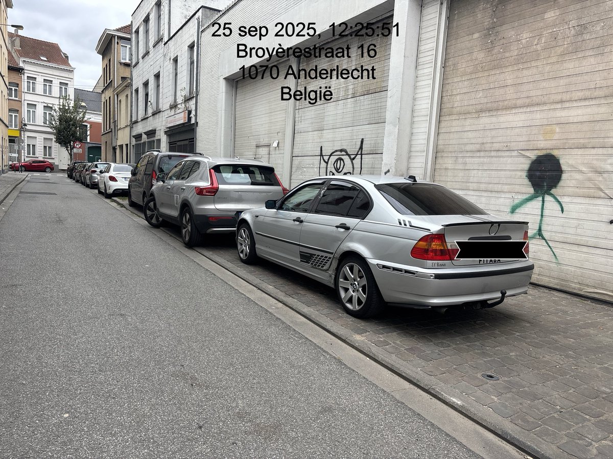 3 op een rij....op het voetpad.