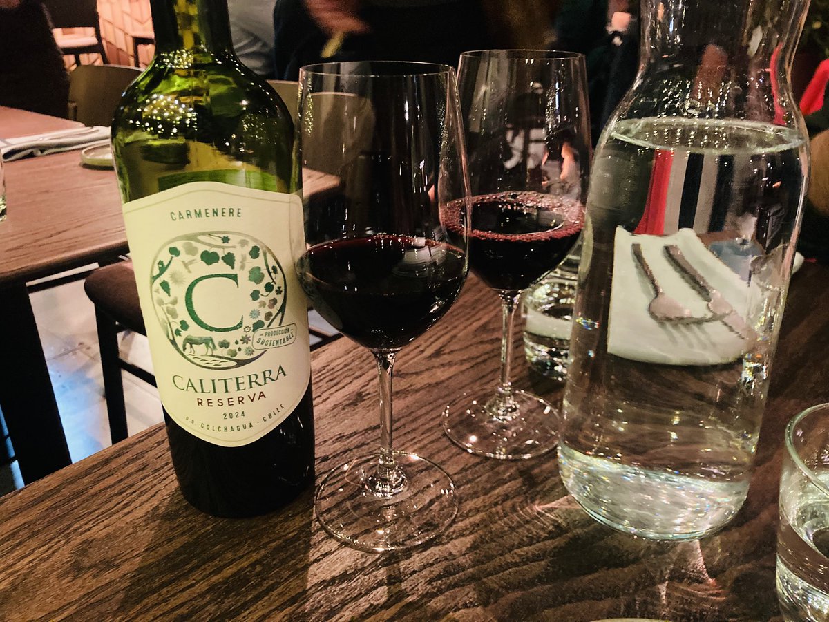 booksandwine76's tweet photo. Dinner Club Destination: CHILE 🇨🇱 #Mareida #pumpkinbread #seafoodempanada #beefempanada #avocadoandsalmon #cornpie #crabcakegratin #celeriacandtomatosalad https://t.co/gGCJLspcwD