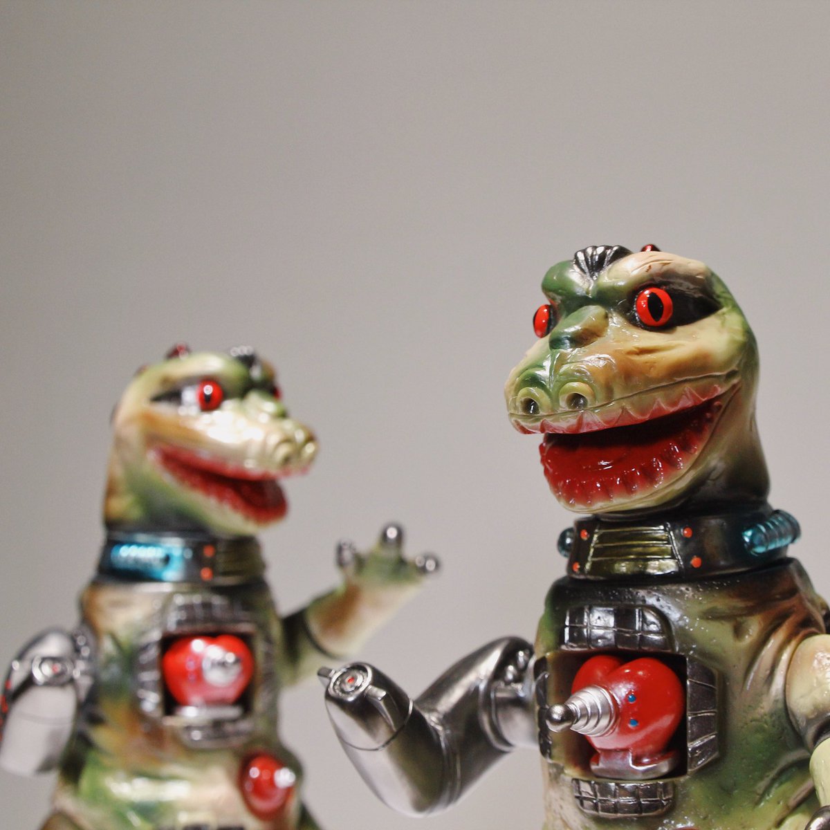 Otenkiya_sofubi's tweet photo. 【 機械ボイズ - 迷彩𝗦𝗽𝗲𝗰𝗶𝗮𝗹 𝗩𝗲𝗿. 】 💥 🎯 ⚙️🦖

🇹🇼 𝐌𝐮𝐬𝐡𝐫𝐨𝐨𝐦 𝐓𝐨𝐲𝐬 𝟕𝐭𝐡 𝐀𝐧𝐧𝐢𝐯𝐞𝐫𝐬𝐚𝐫𝐲 𝐏𝐚𝐫𝐭𝐲
⭐️ 限定：7

🇺🇸 𝐆𝐀𝐌𝐉𝐀𝐌
𝗚𝗿𝗮𝘀𝘀 𝗛𝘂𝘁 𝗔𝗿𝘁 𝗠𝗮𝗿𝗸𝗲𝘁 𝗶𝗻 𝗣𝗼𝗿𝘁𝗹𝗮𝗻𝗱.
⭐️ Limited Edition ：2

#お天気屋 #otenkiya2023 #機械ボイズ https://t.co/fHC72Cv9yF