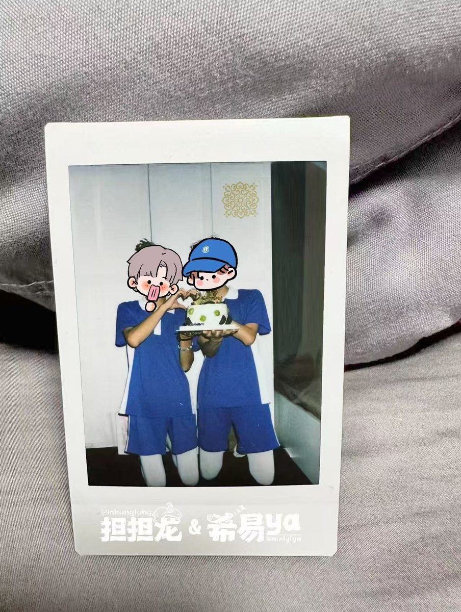 一起过的第一个生日，我看着蛋糕，他望着我，蛋糕很甜<a href="/mkonglong/">担担龙</a>