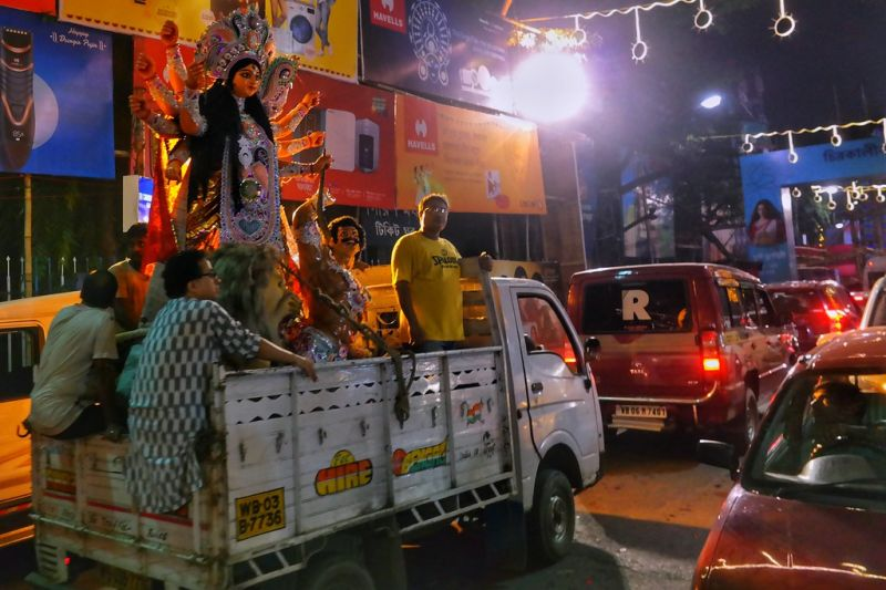 hemantagarwal_2's tweet image. Yesterday: 7 km → 1h35min in Kolkata.

Durga Puja is bigger than the city can hold. Streets blocked, honks everywhere.

Yet every year, we pull it off.

Beautiful. Chaotic. Inspiring.
Can we celebrate joyfully without the chaos?

#DurgaPuja #Kolkata #FestiveMode
