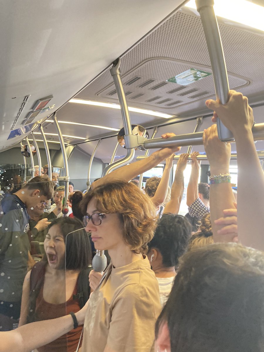 Joseclover's tweet photo. Un día más en la línea 92 de esta increíble @emtvalencia del @AjuntamentVLC 

Gracias por ser tan buenos en los estudios de demanda y poner todos los recursos para darnos un transporte de lata de sardinas. https://t.co/y3S8YbVWhq