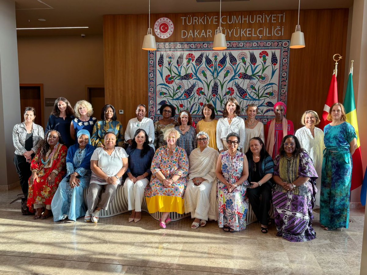 Le groupe de femmes ambassadrices et chefs de mission accréditées à Dakar, au Sénégal, se sont réunies à l'ambassade de Türkiye pour accueillir d'autres collègues et définir des actions de travail communes 🇸🇳
#venezuela #senegal
<a href="/EmbColSenegal/">Embajada de Colombia en Senegal y 8 concurrencias</a>