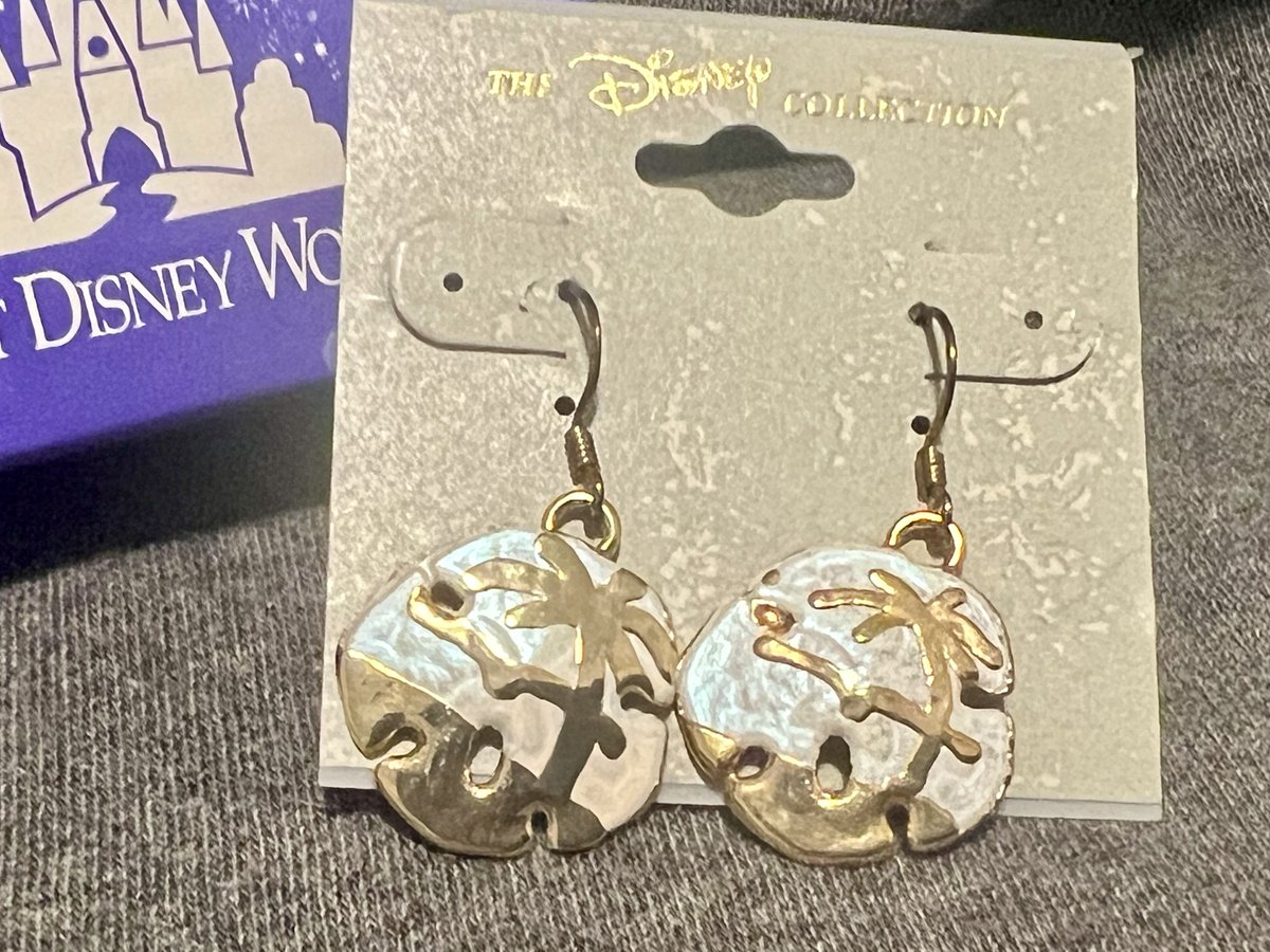 TeriE's tweet image. RARE #TheDisneyCollection Sand Dollar EARRINGS Gold Plate VINTAGE #WDW #Seashells Palms 
ebay.us/m/mkGsjw

#disneyjewelryforsale #vintagedisney #disneyparks #disneyworld #disneygifts #giftsforher #sanddollars #jewelry #vintagefashion #disneycollectibles #gifts #uniquegifts