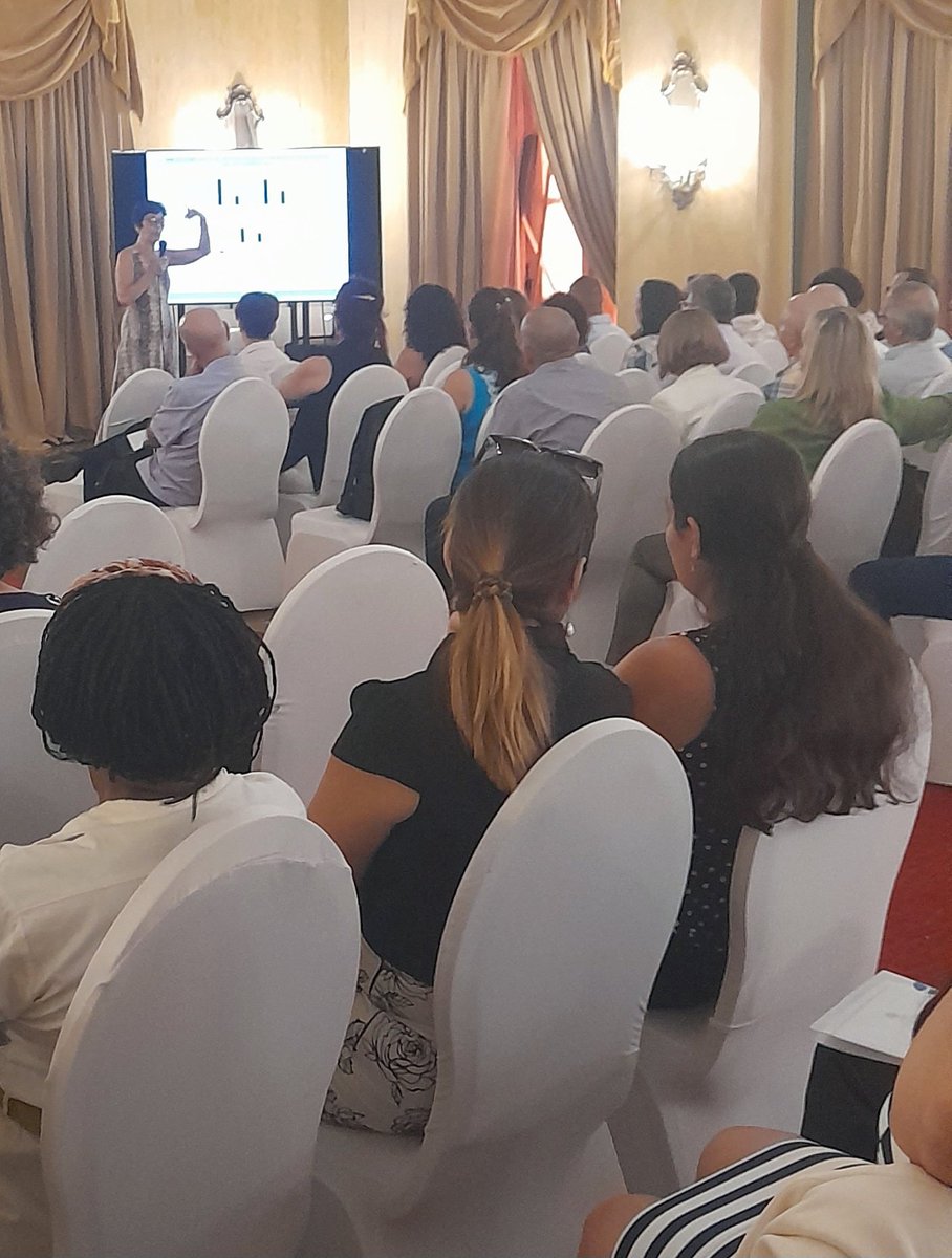 CIM Centro de Inmunología Molecular (@cim_cuba) on Twitter photo 📢Nueva vacuna terapéutica para cáncer de pulmón obtiene autorizo de distribución en Cuba x CECMED. Hoy intercambiamos con los investigadores y equipo CIM sobre sus potencialidades y desafíos bajo las nuevas terapias.
#Cancerdepulmon
#VAXIRA <a href="/DiazCanelB/">Miguel Díaz-Canel Bermúdez</a> 📢Nueva vacuna terapéutica para cáncer de pulmón obtiene autorizo de distribución en Cuba x CECMED. Hoy intercambiamos con los investigadores y equipo CIM sobre sus potencialidades y desafíos bajo las nuevas terapias.
#Cancerdepulmon
#VAXIRA <a href="/DiazCanelB/">Miguel Díaz-Canel Bermúdez</a>