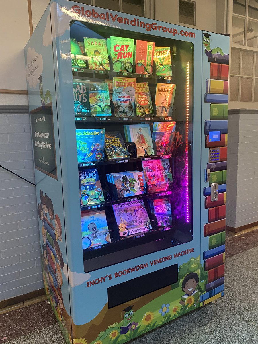 DeputyDiCaprio's tweet image. Love seeing our @SCSchools Howe Hawks having this book vending machine at the ready for usage!! #ReadyToRead