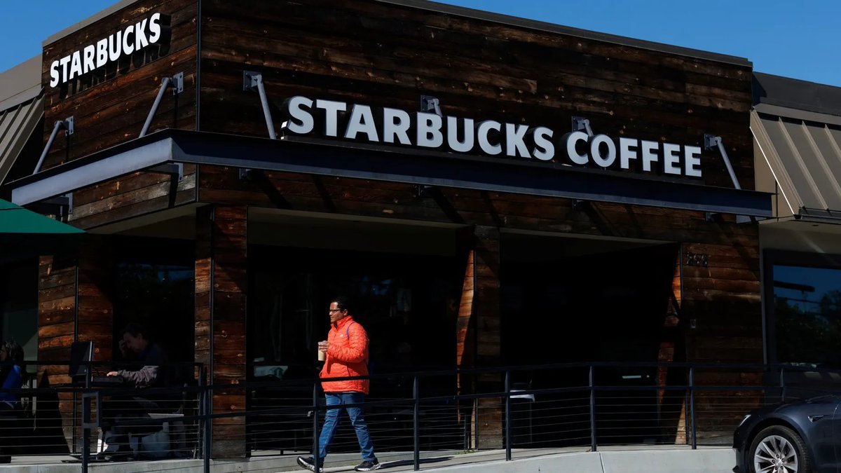 🔵MARKETEVANS: Starbucks annuncia chiusure di negozi e tagli di 900 posti di lavoro per una ristrutturazione da 1 miliardo di dollari