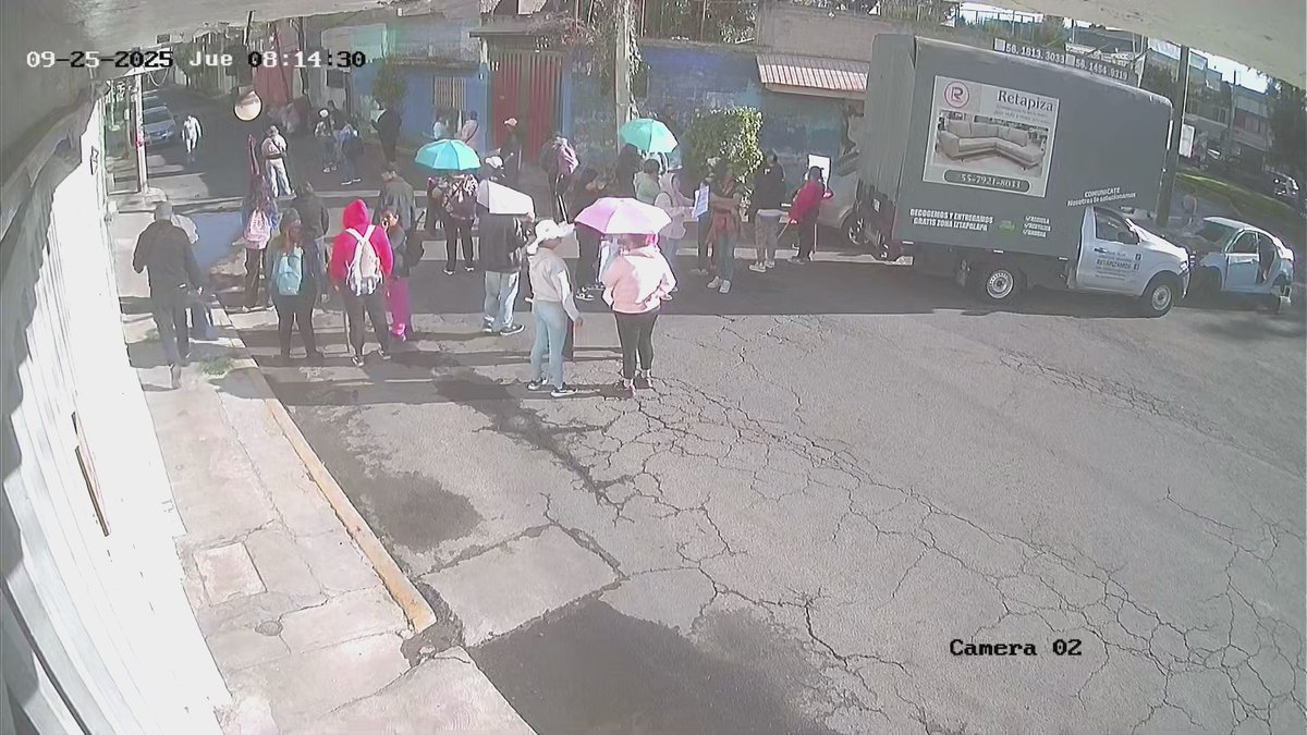 iakatena04's tweet photo. @AztecaNoticias cierre de periférico oriente, col. San Juan Joya. Calle Nicolás catalán también cerrada, exigen bacheo, alcantarillado, desasolve entre otras @Alc_Iztapalapa https://t.co/Ah5ZzVXlqD