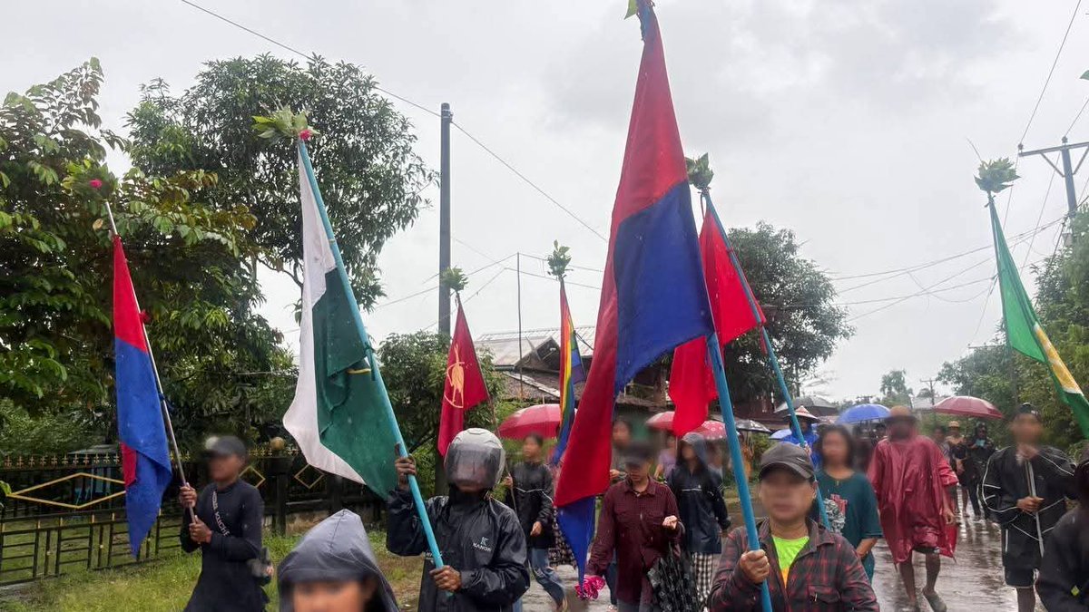 naingnaingaung's tweet photo. Rain couldn't stop the DDMSC's anti-dictatorship march in Tanintharyi Region. Their message was clear: "Boycott fake election, march bravely on federal road."
#DaweiProtest
#2025Sep25Coup
#WhatsHappeningInMyanmar https://t.co/hdhry7CEbM