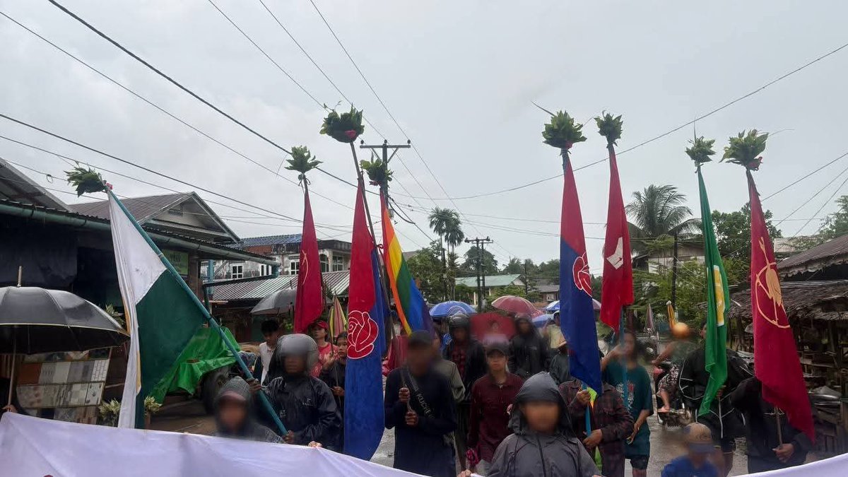 naingnaingaung's tweet photo. Rain couldn't stop the DDMSC's anti-dictatorship march in Tanintharyi Region. Their message was clear: "Boycott fake election, march bravely on federal road."
#DaweiProtest
#2025Sep25Coup
#WhatsHappeningInMyanmar https://t.co/hdhry7CEbM