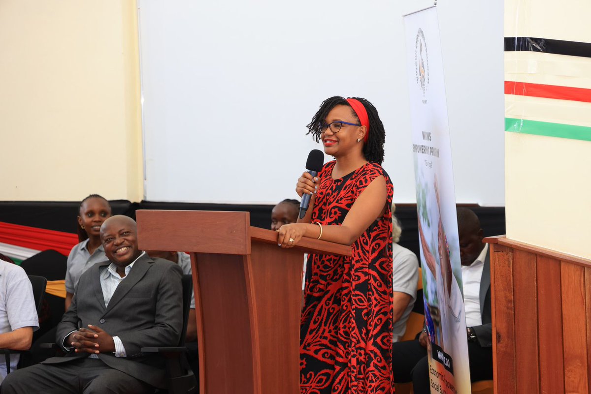 Diaspora_KE's tweet photo. 𝐏𝐒𝐬 𝐍𝐉𝐎𝐆𝐔, 𝐎𝐌𝐎𝐋𝐋𝐎 𝐌𝐄𝐄𝐓 𝐓𝐎𝐌 𝐌𝐁𝐎𝐘𝐀 𝐔𝐍𝐈𝐕𝐄𝐑𝐒𝐈𝐓𝐘'𝐒 𝐏𝐈𝐎𝐍𝐄𝐄𝐑 𝐆𝐄𝐑𝐌𝐀𝐍-𝐋𝐀𝐍𝐆𝐔𝐀𝐆𝐄 𝐒𝐓𝐔𝐃𝐄𝐍𝐓𝐒

Today in Homa Bay County, Diaspora Affairs PS, Ms. @roselinenjogu, alongside Internal Security and national administration PS @ray_omollo, met the first cohort of over 600 students at the Tom Mboya University enrolled in a German language program. 

PS Njogu addressed the students, highlighting the significant opportunities in Germany for skilled Kenyan youth after attaining the pre-requisite German language proficiency. This initiative is a direct result of the comprehensive labour mobility agreement signed between Kenya and Germany during H.E President @WilliamsRuto , Ph.D, 2024 visit to Berlin. Read more.. https://t.co/sR51OyCXpd 📸Courtesy: #KaziMajuu
