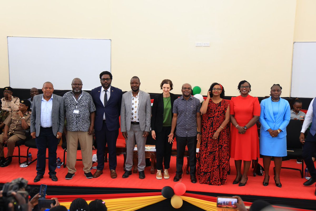 Diaspora_KE's tweet photo. 𝐏𝐒𝐬 𝐍𝐉𝐎𝐆𝐔, 𝐎𝐌𝐎𝐋𝐋𝐎 𝐌𝐄𝐄𝐓 𝐓𝐎𝐌 𝐌𝐁𝐎𝐘𝐀 𝐔𝐍𝐈𝐕𝐄𝐑𝐒𝐈𝐓𝐘'𝐒 𝐏𝐈𝐎𝐍𝐄𝐄𝐑 𝐆𝐄𝐑𝐌𝐀𝐍-𝐋𝐀𝐍𝐆𝐔𝐀𝐆𝐄 𝐒𝐓𝐔𝐃𝐄𝐍𝐓𝐒

Today in Homa Bay County, Diaspora Affairs PS, Ms. @roselinenjogu, alongside Internal Security and national administration PS @ray_omollo, met the first cohort of over 600 students at the Tom Mboya University enrolled in a German language program. 

PS Njogu addressed the students, highlighting the significant opportunities in Germany for skilled Kenyan youth after attaining the pre-requisite German language proficiency. This initiative is a direct result of the comprehensive labour mobility agreement signed between Kenya and Germany during H.E President @WilliamsRuto , Ph.D, 2024 visit to Berlin. Read more.. https://t.co/sR51OyCXpd 📸Courtesy: #KaziMajuu