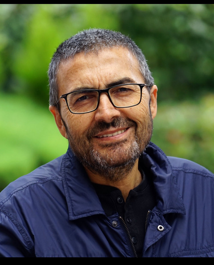 Erdal Baykan.
Hocamız.Erdal Babamızdı.
Dert dinler,gözyaşı silerdi.İlahiyat fakültesine attığım ilk adımda ilk hocamla tanışmıştım.Elimi tuttu.Bir daha da bırakmadı.Emek verdi.Büyüttü.Örnek oldu.Bugünlere taşıdı.Bize mirası iyilik ve hizmet oldu.Mekanınız cennet olsun hocam.